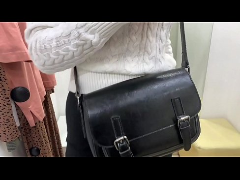 ❤️ Фитинг бөлмөсүндө жаш канчык FeralBerryди дилдо менен коомдук мастурбациялоо ️❌ Порно видео боюнча бизде ❌❤